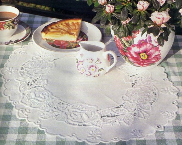 Салфетка с розами. Белая гладь