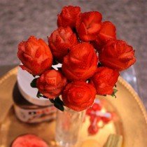 Розы из клубники